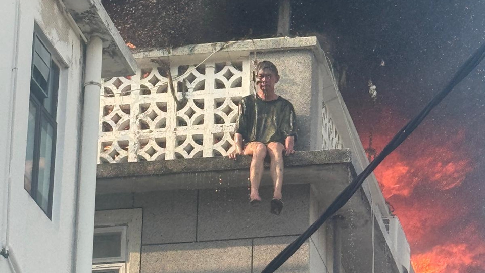 元朗錦田一村屋起火 男戶主危坐天臺獲救送院救治