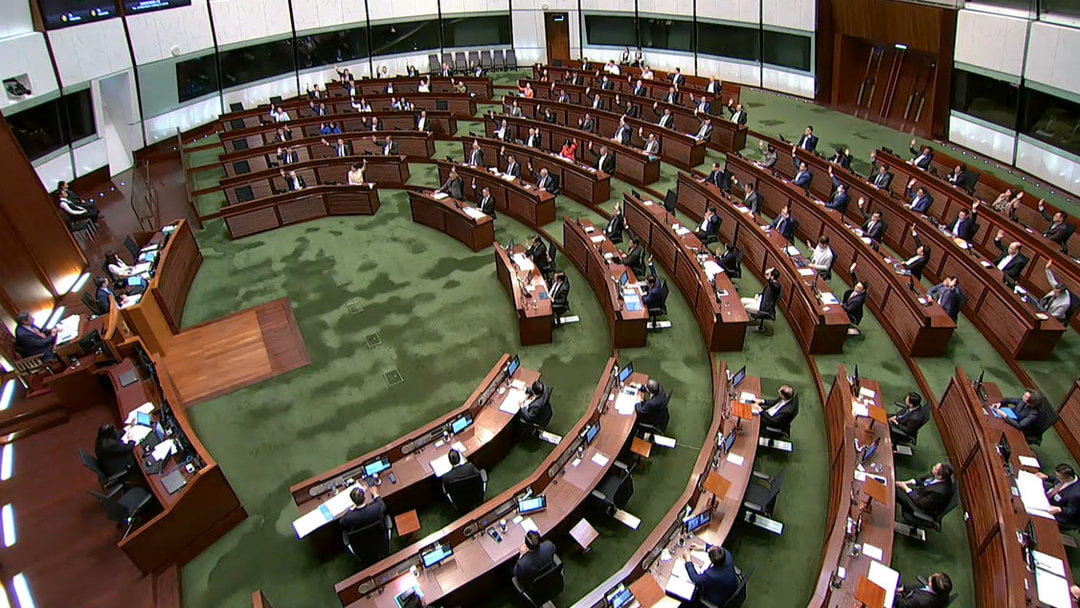 立法會三讀通過財政預(yù)算案 陳茂波：最新財赤803億元 較修定預(yù)算低