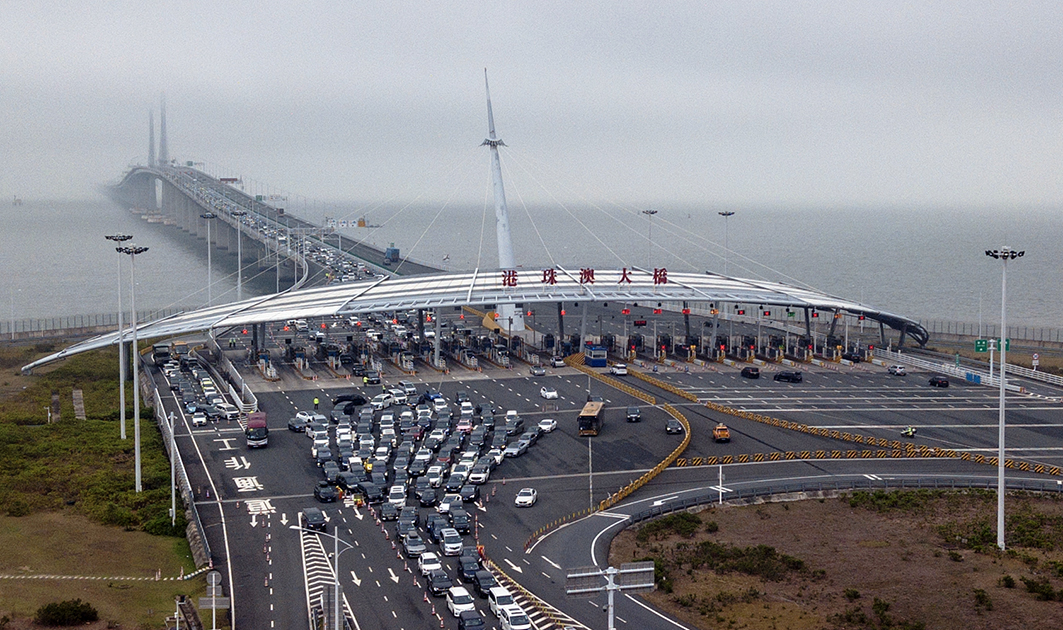 「五一」假期港珠澳大橋珠?？诎盾嚵髁款A(yù)計(jì)日均突破2.2萬輛次