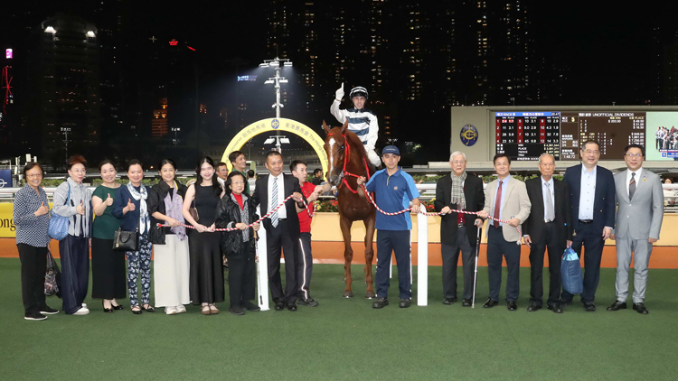 有片 | 再挫獎(jiǎng)星開出翻版連贏 香港神駒勇奪韓國馬事會(huì)錦標(biāo)