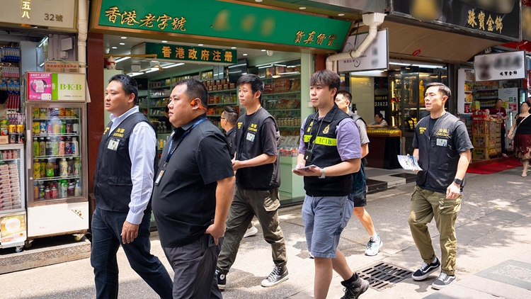 海關(guān)聯(lián)同中英街管理局聯(lián)合巡邏 提醒商戶勿售賣冒牌物品及私煙