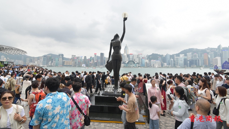 「五一」黃金周首日大量旅客訪港 尖沙咀街頭打卡男女如潮湧