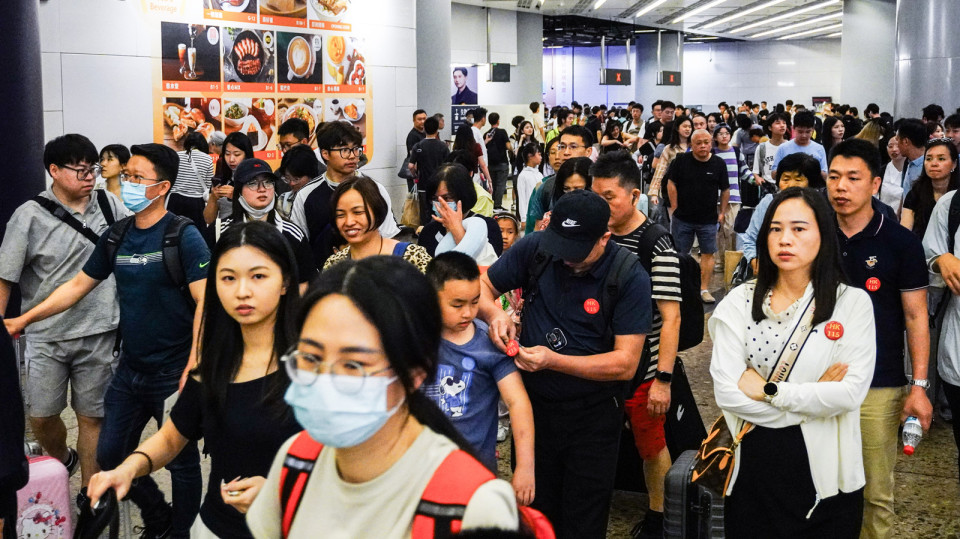 「五一」黃金周｜截至下午4時(shí)逾30萬(wàn)人次入境 內(nèi)地客佔(zhàn)18.2萬(wàn)