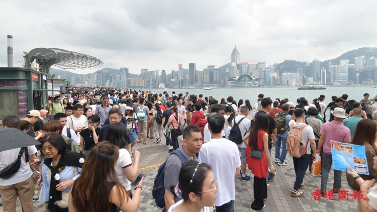 五一黃金周 | 截至晚上9時(shí)近89萬(wàn)人次出入境 抵港內(nèi)地旅客佔(zhàn)21.3萬(wàn)人次