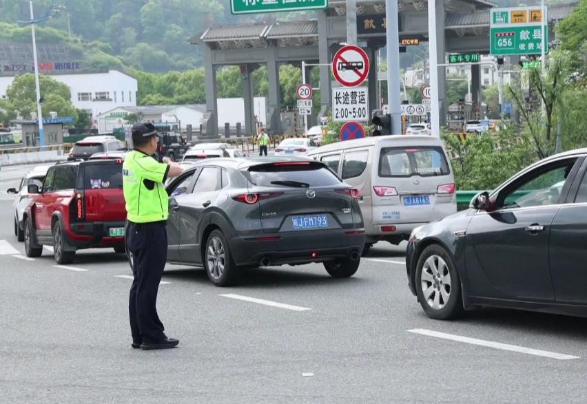 徽杭高速迎來(lái)車(chē)流高峰 皖歙縣多方聯(lián)動(dòng)疏堵保暢