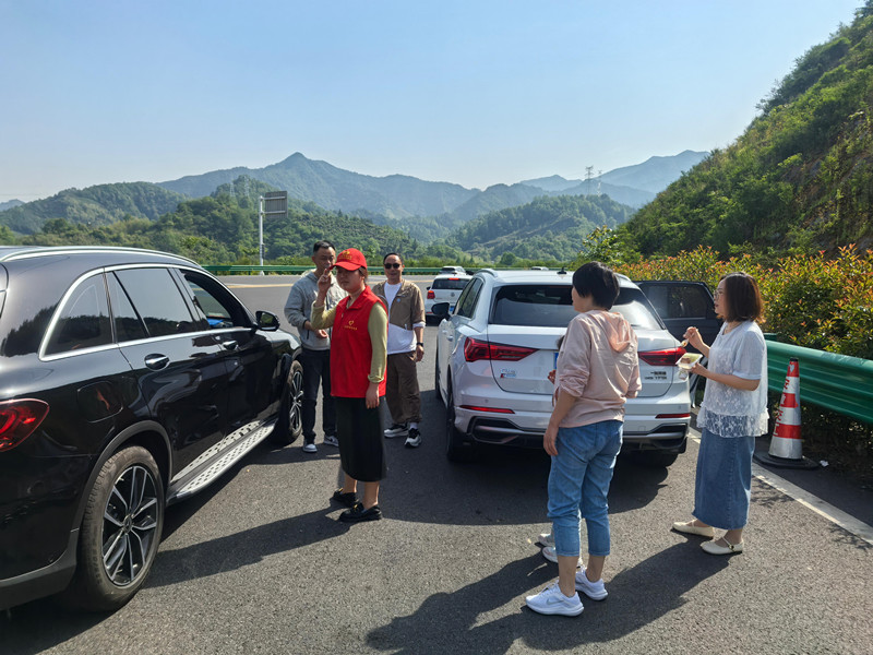 皖黃山譚家橋鎮(zhèn)：「紅馬甲」護(hù)駕舒心游