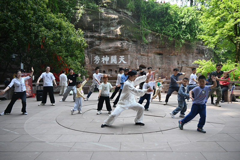 首日迎客同比增長21.7%   皖休寧齊雲(yún)山人氣旺火