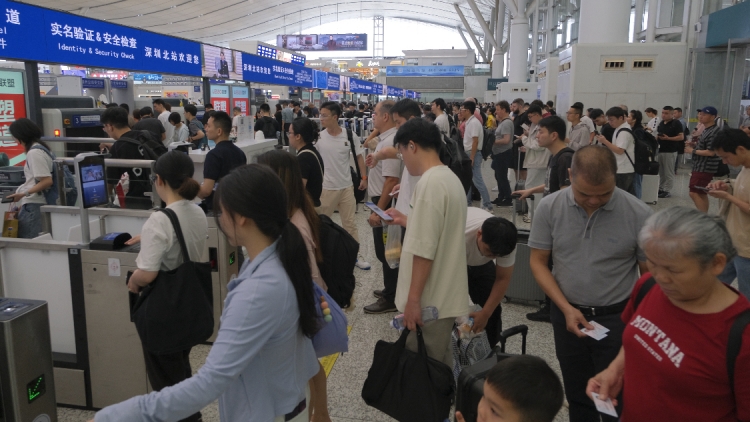 深圳北站客流雙突破 深圳鐵路五一假期首日到發(fā)旅客超90萬人次
