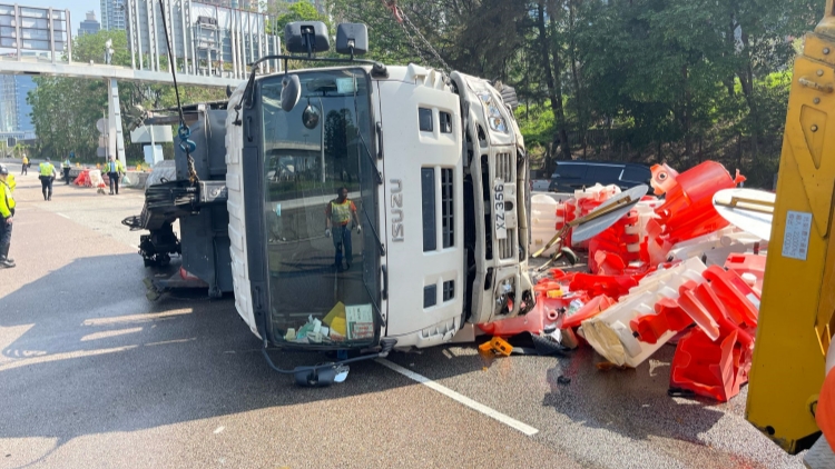 西九龍快速公路泥頭車(chē)翻側(cè) 司機(jī)受傷送院