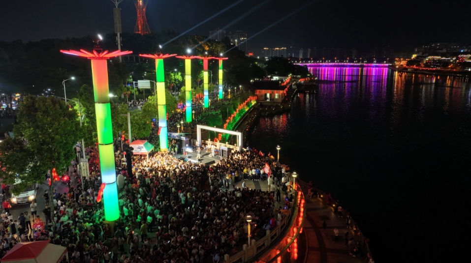 河源首屆魚燈夜遊震撼啟幕 傳統(tǒng)與科技共舞 引爆五一「夜經(jīng)濟(jì)」