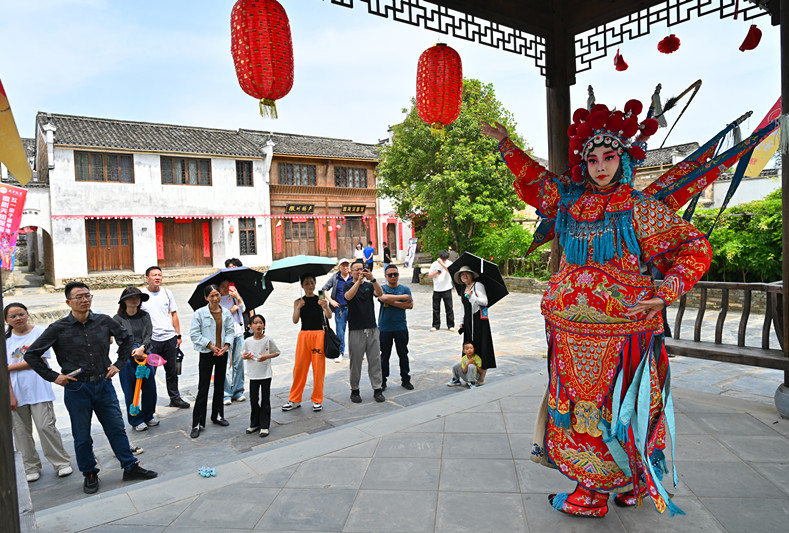 經(jīng)典徽劇連番巡演  皖祁門傳統(tǒng)文化受熱捧