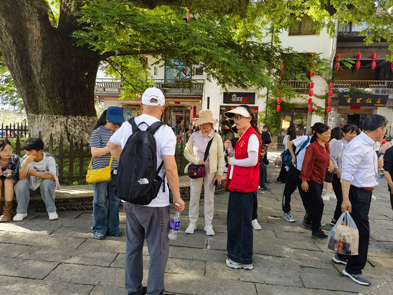 皖黟縣宏村鎮(zhèn)：以五四精神  護(hù)「五一」盛景
