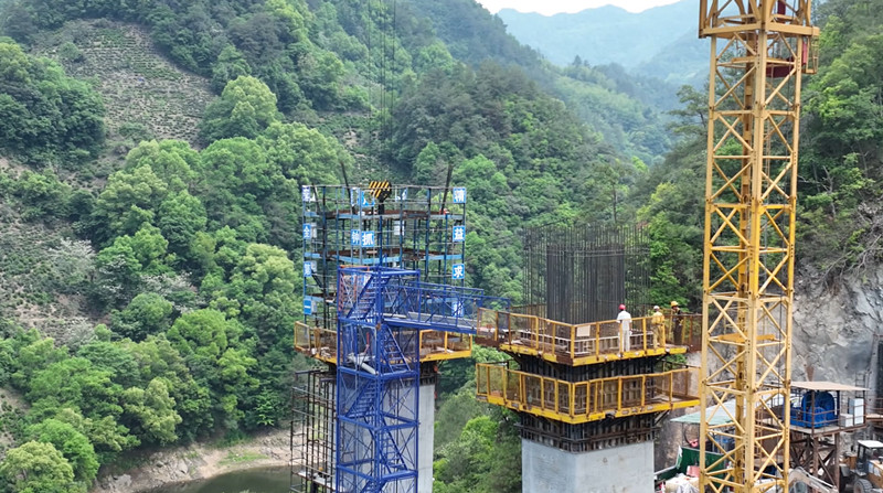 皖歙縣：高空「舞者」  雲(yún)端築夢