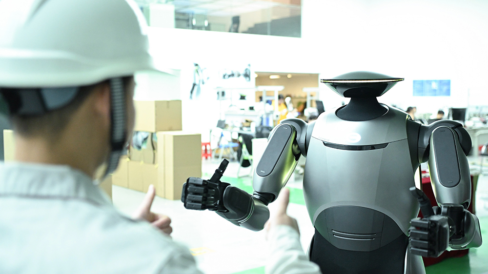 工業(yè)和信息化部：加強通用大模型和行業(yè)大模型研發(fā)布局