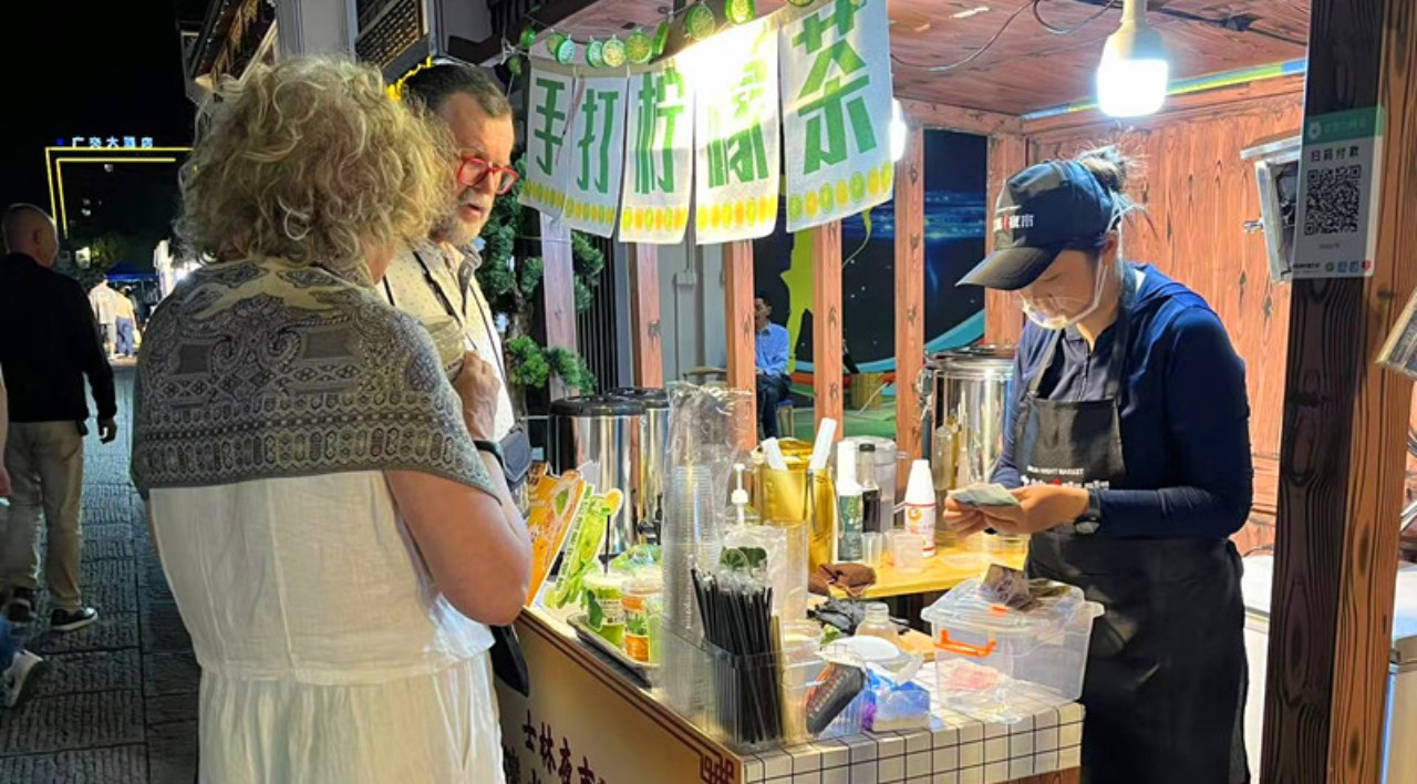 「煙火氣」激活經(jīng)濟脈動  「夜屯溪」魅力值拉滿