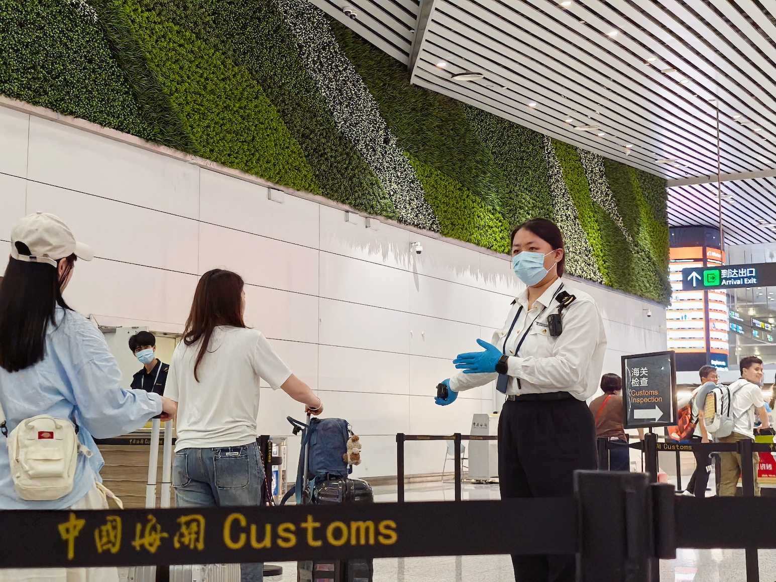 跨境遊持續(xù)火爆  「五一」假期廣州白雲(yún)機場口岸進出境人員增長超2成