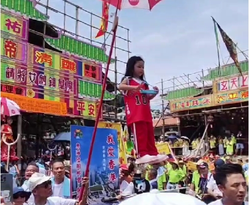 有片丨炎熱天氣無阻灼熱氣氛 遊客迫爆長洲太平清醮