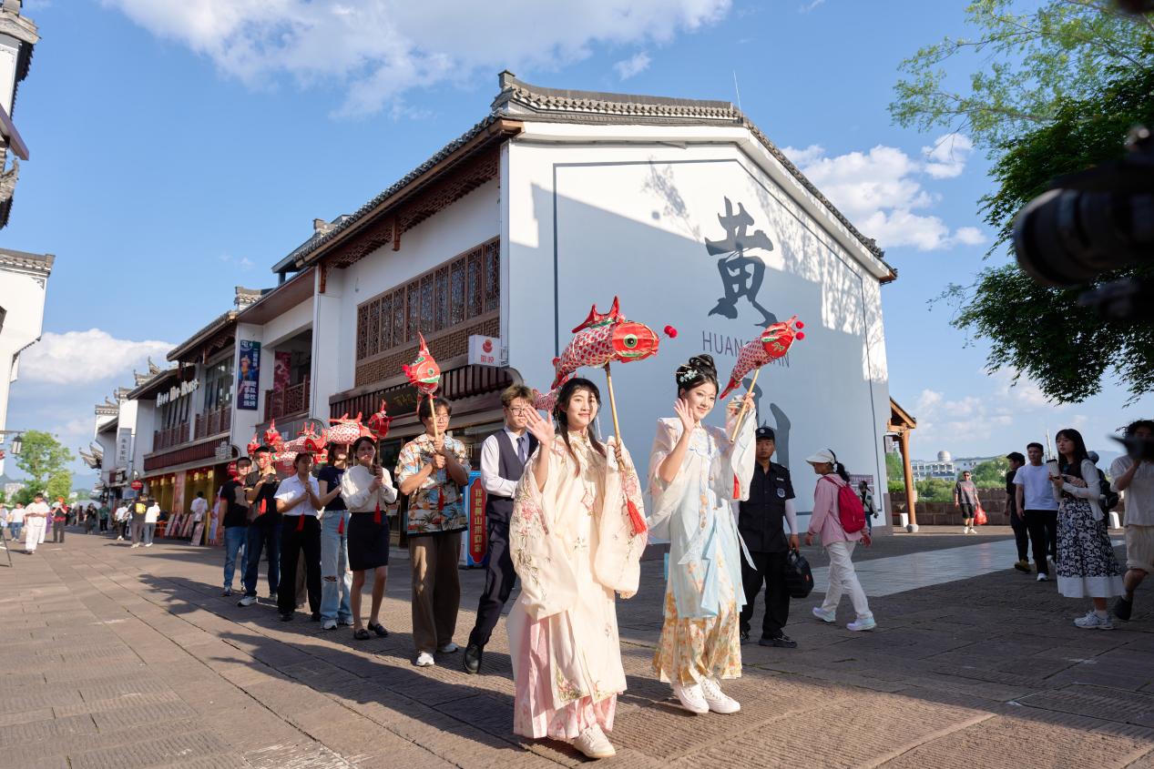 「三街一橋」出新彩 皖屯溪區(qū)新場景新業(yè)態(tài)釋放消費新活力