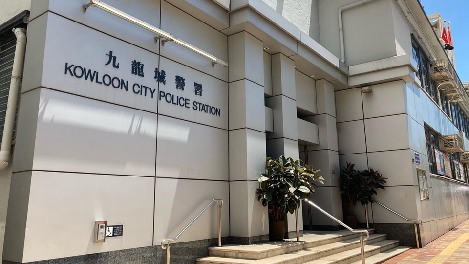 警方尖沙咀河內(nèi)道追截私家車(chē)3公里 檢值5.7萬(wàn)元毒品拘2人