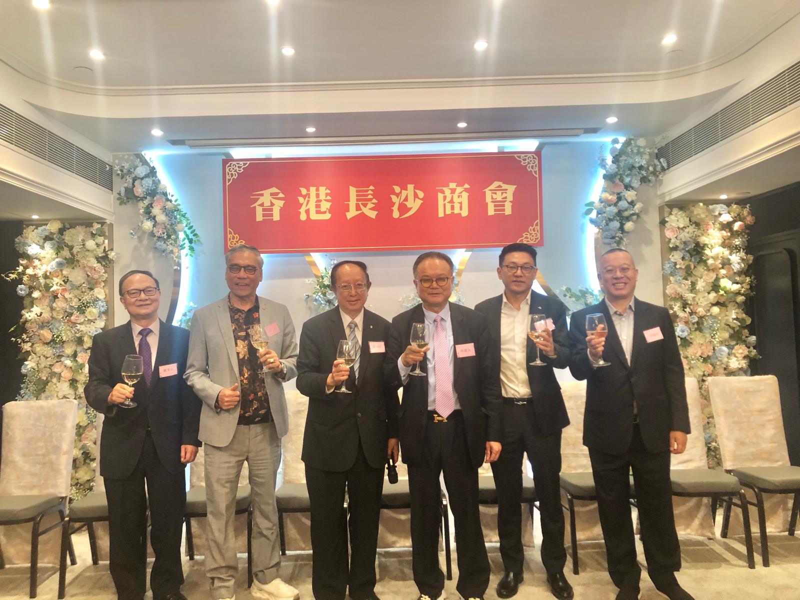 香港長沙商會辦交流晚宴促經(jīng)濟繁榮