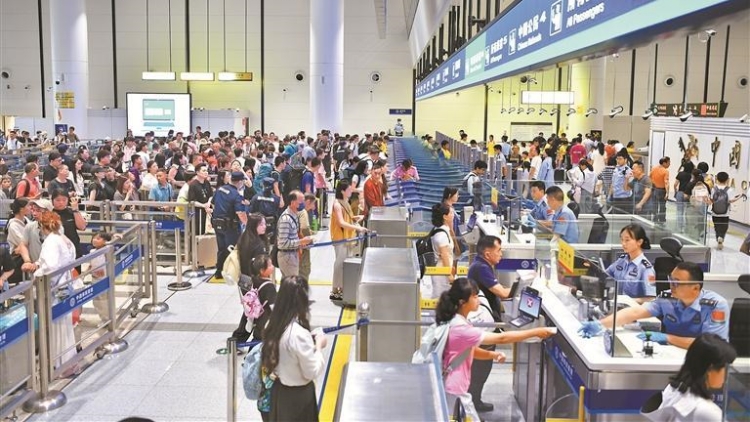 深港口岸客流持續(xù)高位運行