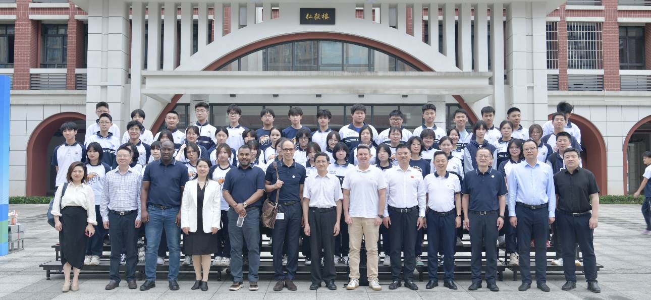 跨國(guó)科學(xué)對(duì)話點(diǎn)燃青春夢(mèng)想——2025瀟湘外國(guó)專家志願(yuàn)服務(wù)活動(dòng)走進(jìn)長(zhǎng)郡雙語(yǔ)