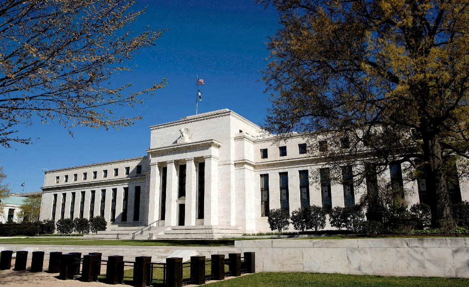 美聯(lián)儲預(yù)計再次暫停減息 關(guān)稅引發(fā)政策死結(jié)