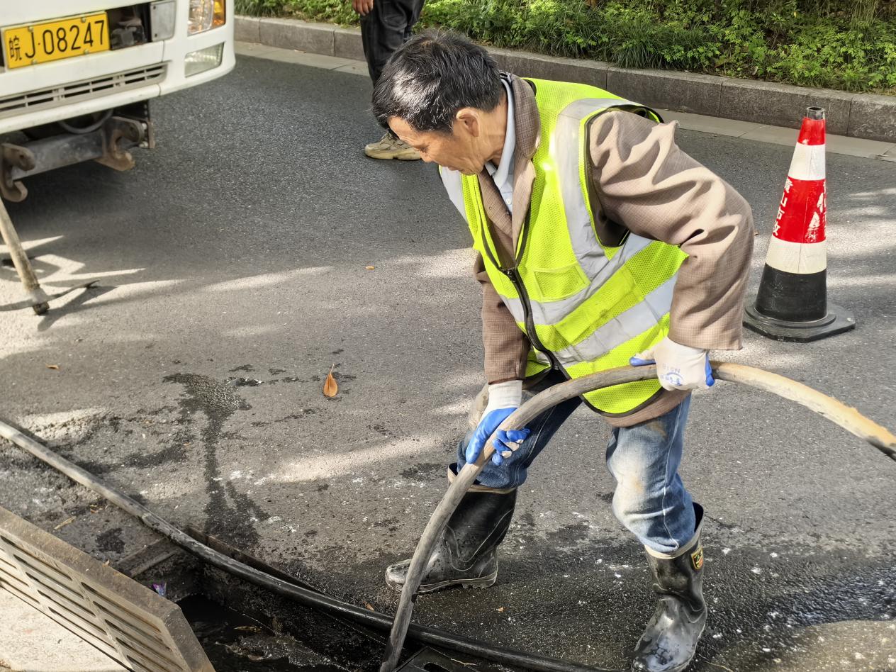 皖屯溪區(qū)：清污疏浚保通暢 築牢排水「安全網(wǎng)」