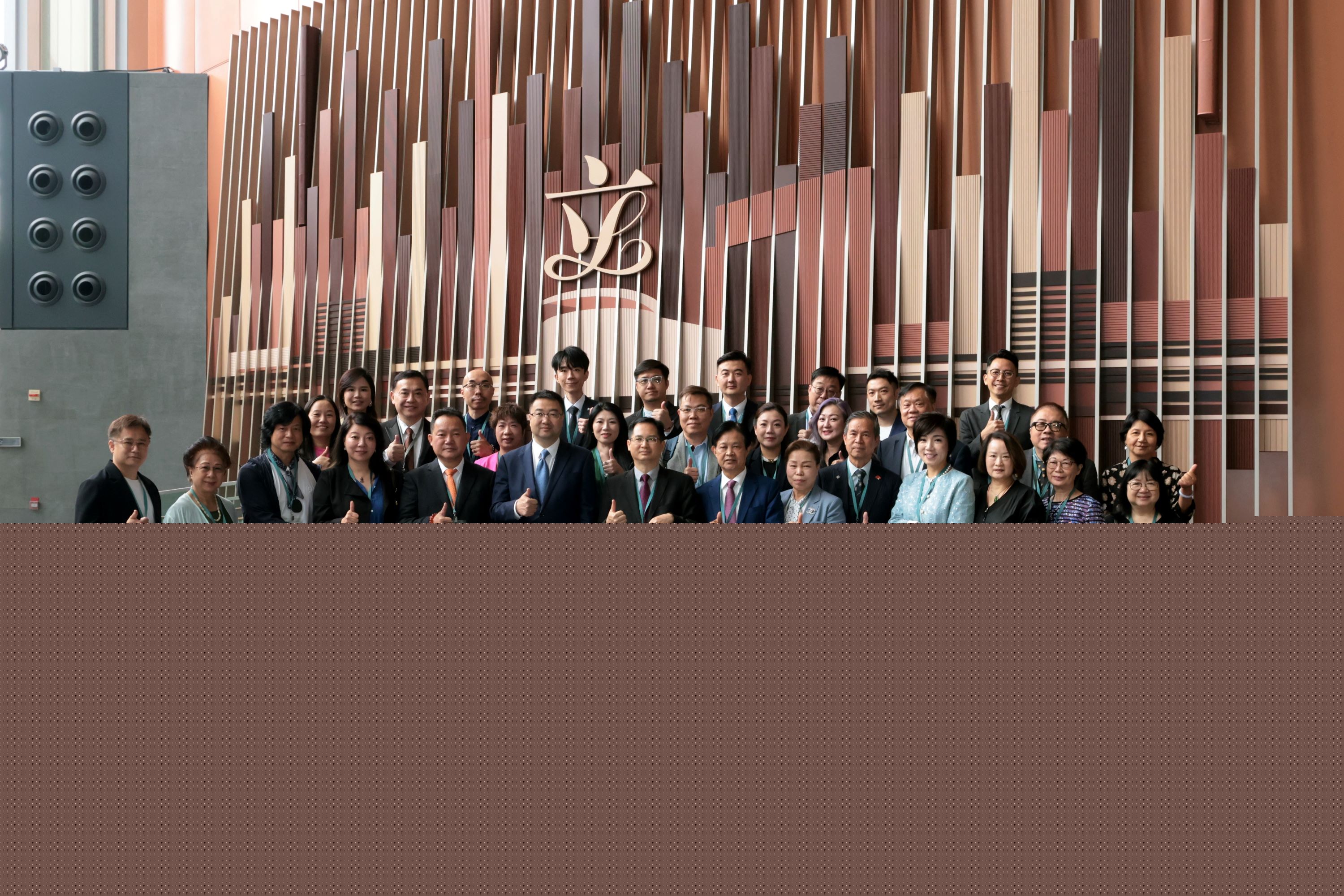 傑出華人文化促進(jìn)會組團(tuán)參觀立法會