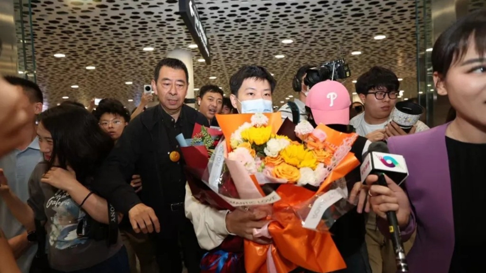 有片｜趙心童回家了 白衣少年熱爆深圳機場 媽媽家常菜迎接