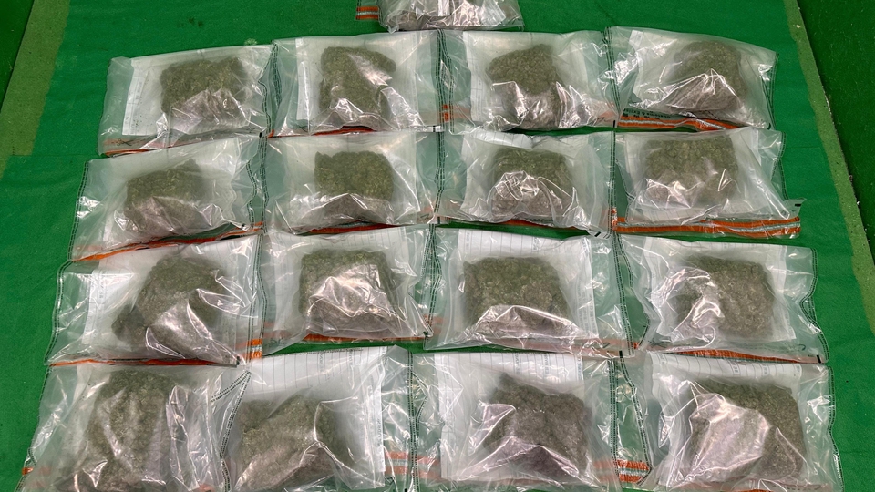 行李藏190萬元懷疑大麻花 海關(guān)拘捕從曼谷抵港男女