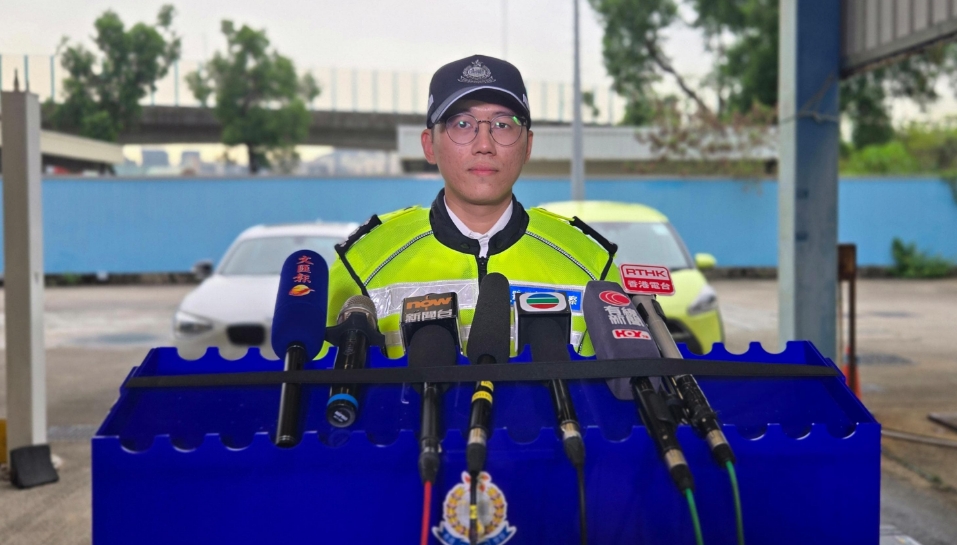 警方港島打擊白牌車 拘兩人包括內地女司機