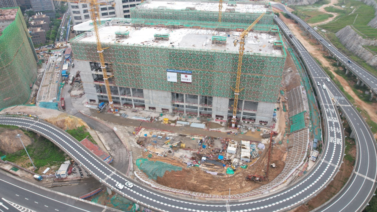 深國(guó)際西部公路樞紐物流園順利封頂