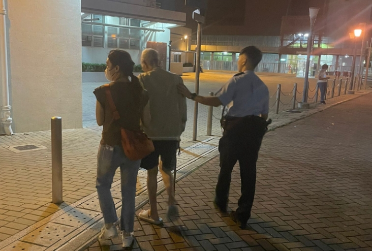 八旬老翁黃大仙迷路 衝鋒隊(duì)護(hù)送返家