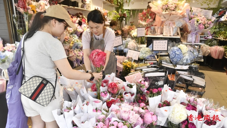 圖集 | 母親節(jié)消費市道暢旺 每家平均花300元買花