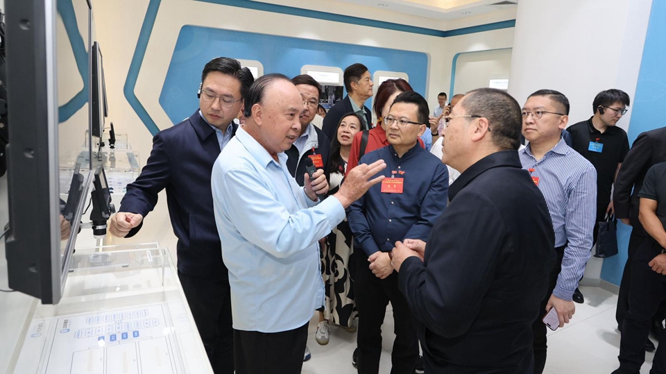 全國人大調(diào)研組繼續(xù)調(diào)研粵東 感受潮州特色茶文化 了解製造業(yè)升級情況