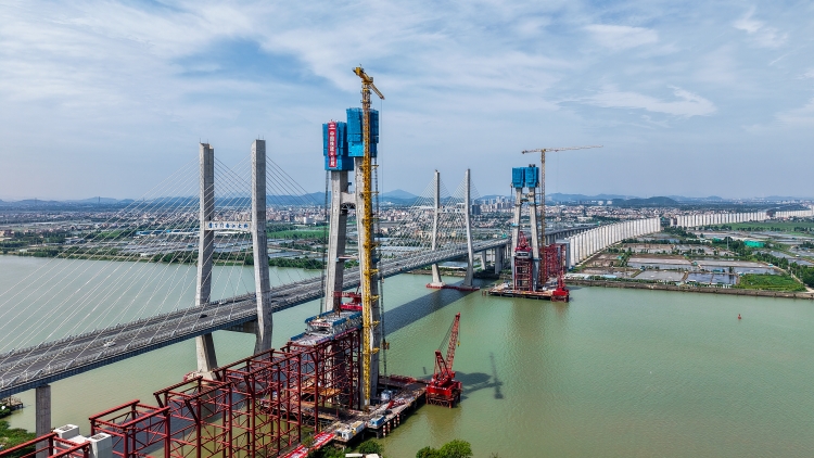 深江鐵路跨磨刀門水道主橋 實(shí)現(xiàn)首個主塔封頂