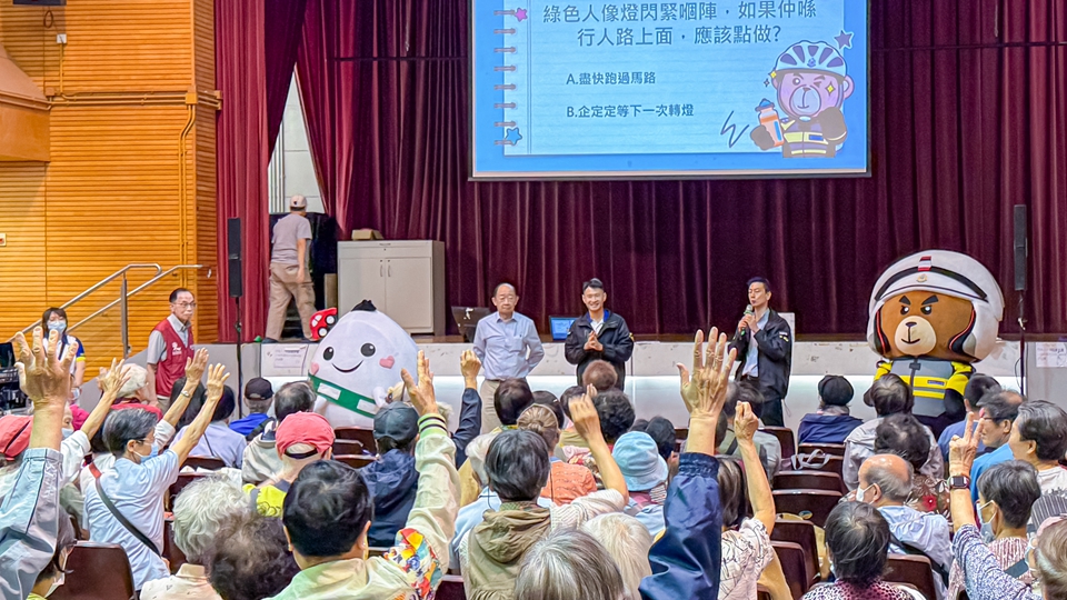警方聯(lián)同道路安全議會向長者宣揚(yáng)道路安全訊息