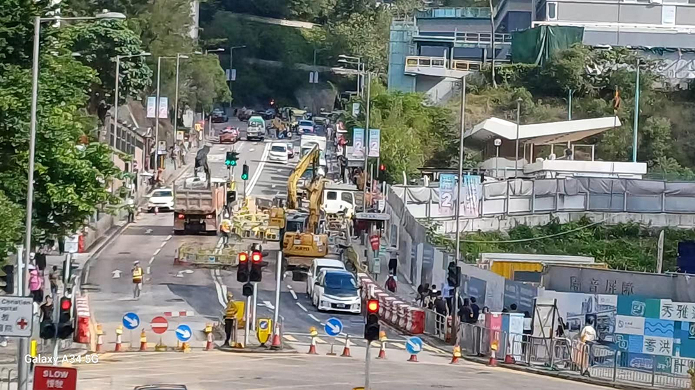 觀塘協(xié)和街爆水管完成搶修 行車線全面重開(kāi)
