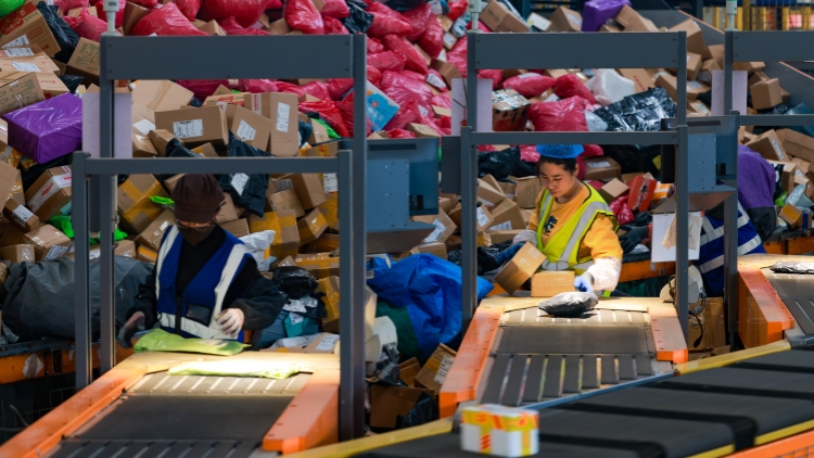 美國(guó)下調(diào)對(duì)華小額包裹關(guān)稅至54%