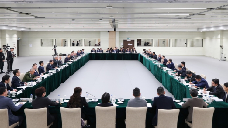 【來(lái)論】夏寶龍主任啟示工商界 團(tuán)結(jié)禦外展現(xiàn)破局力量