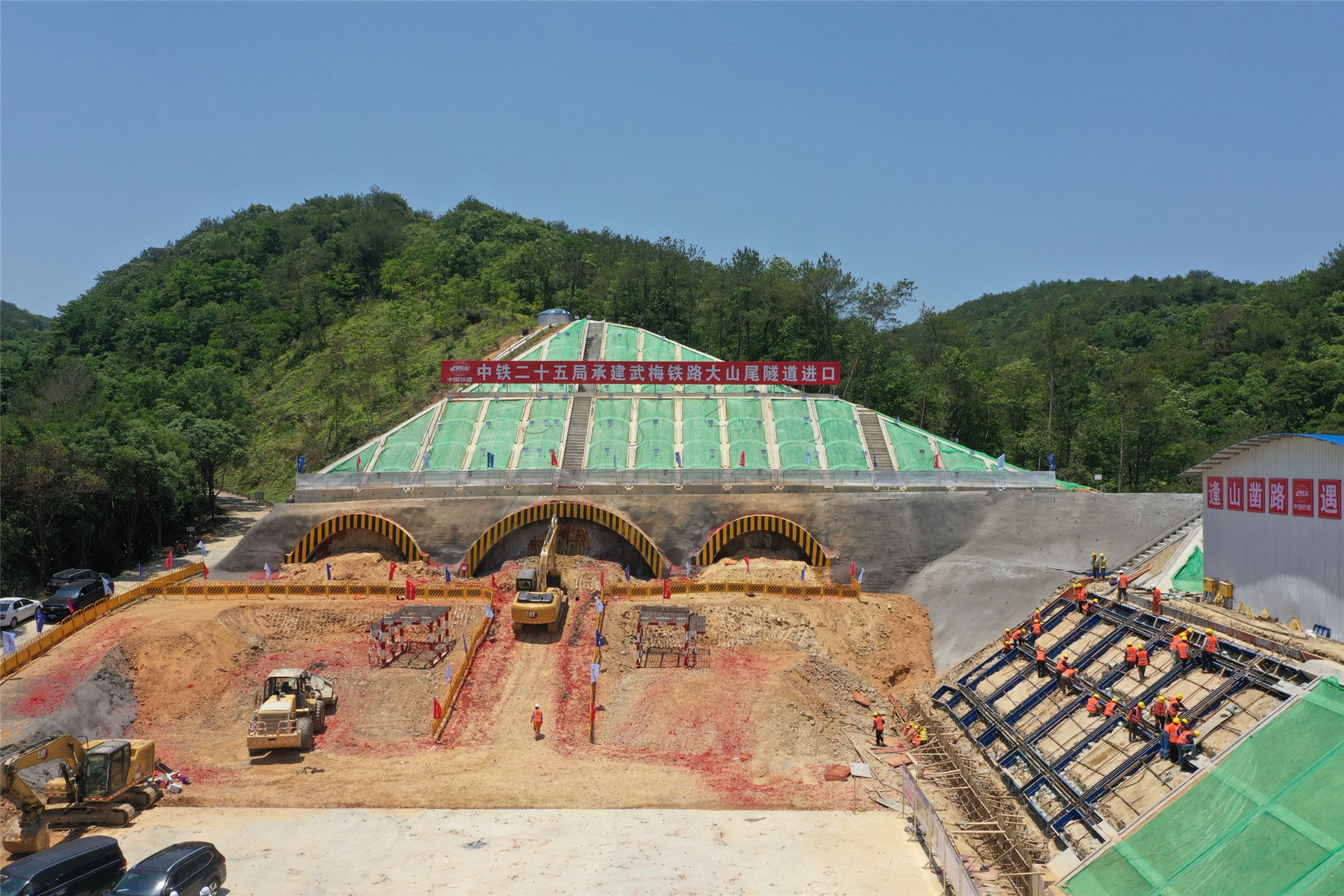 廣東首個(gè)高鐵4線3洞隧道進(jìn)洞施工