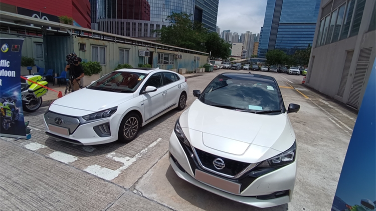 警方打擊白牌車 兩司機(jī)涉非法載客取酬