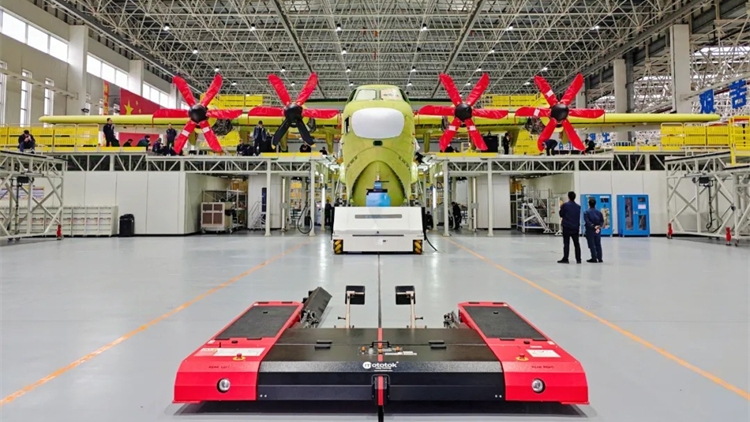 AG600批產(chǎn)首架機在珠?？傃b下線