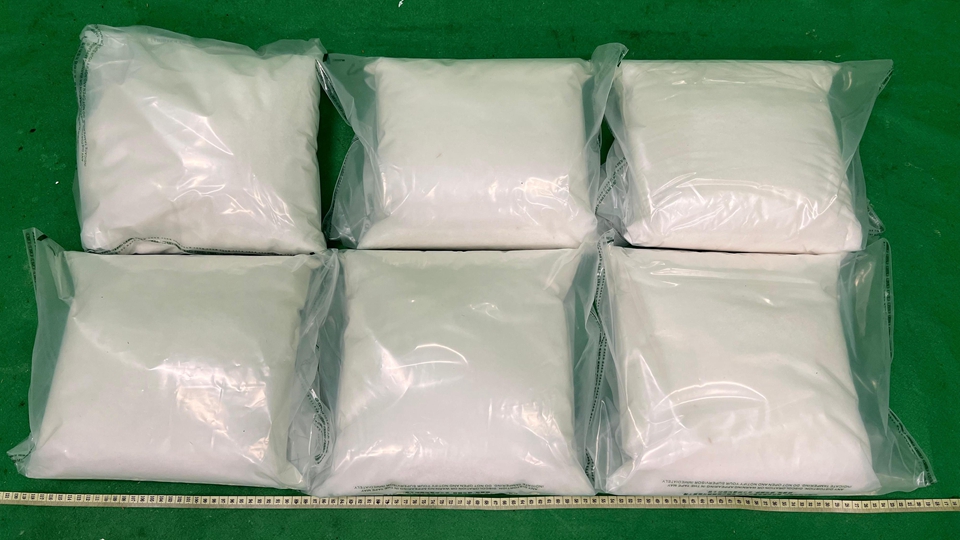 海關(guān)於機(jī)場及秀茂坪檢值1025萬元懷疑毒品 拘捕收貨男子