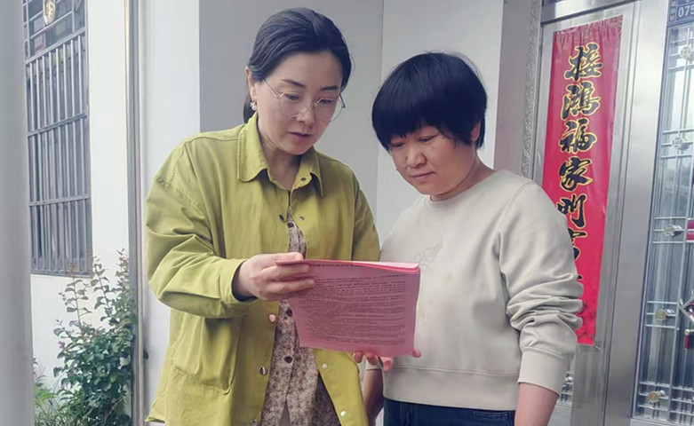 皖黟縣宏潭：養(yǎng)老保險(xiǎn)政策宣傳「冒熱氣有溫度」