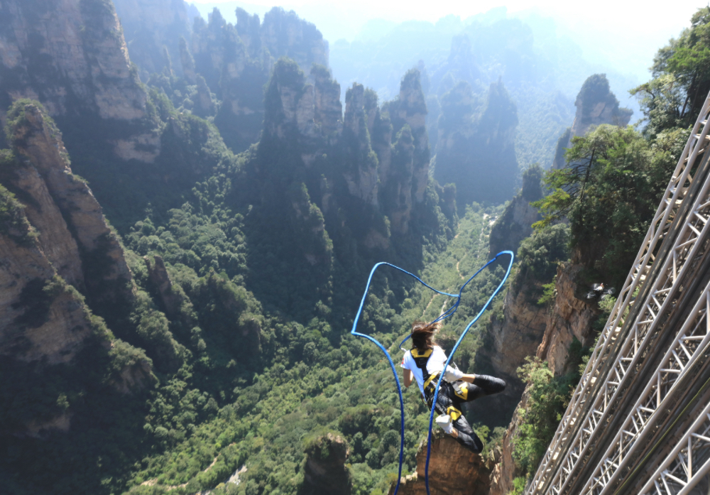 張家界國家森林公園第三屆百龍?zhí)焯輼O限盪繩挑戰(zhàn)6月舉行