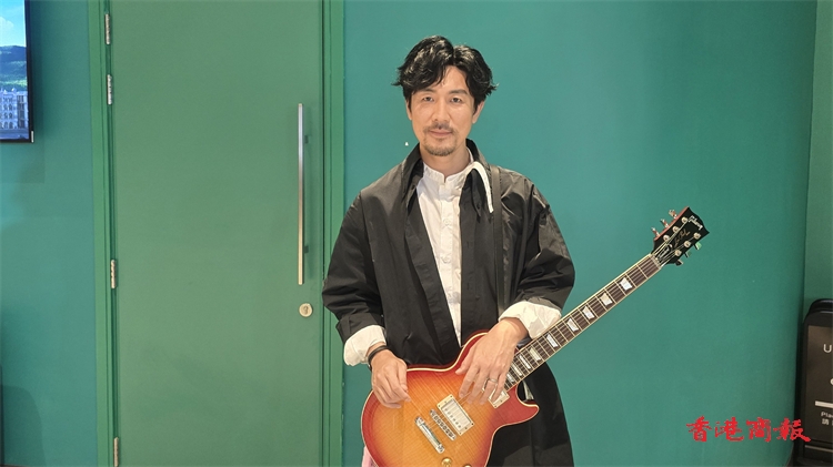 有片丨【娛樂(lè)】譚俊彥出動(dòng)珍藏結(jié)他 與消防員夾band演出