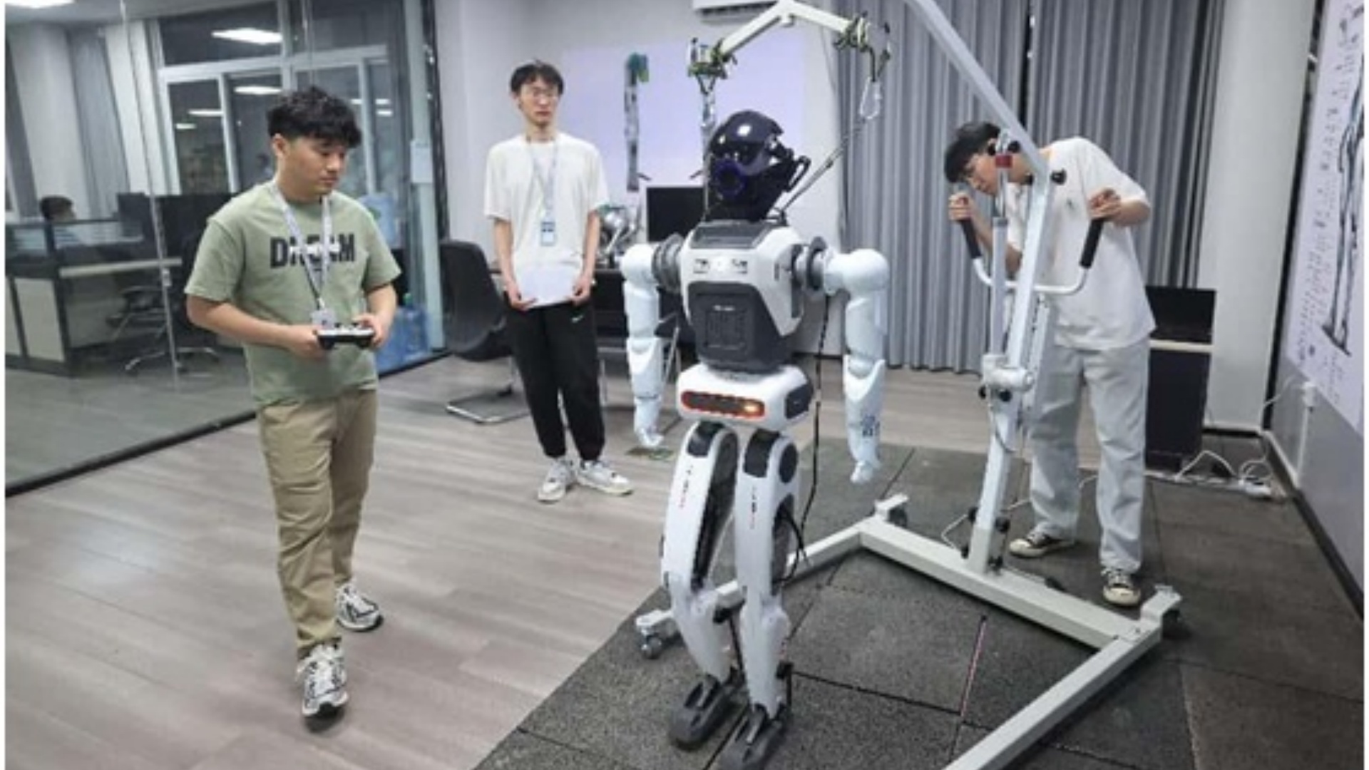 安徽蚌埠：智能人形機(jī)器人引領(lǐng)情感交互革命