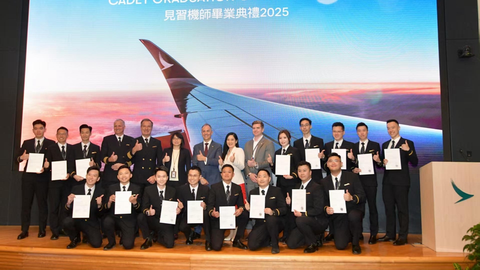 有片｜接受80周飛行培訓 國泰航空34名見習機師今畢業(yè)